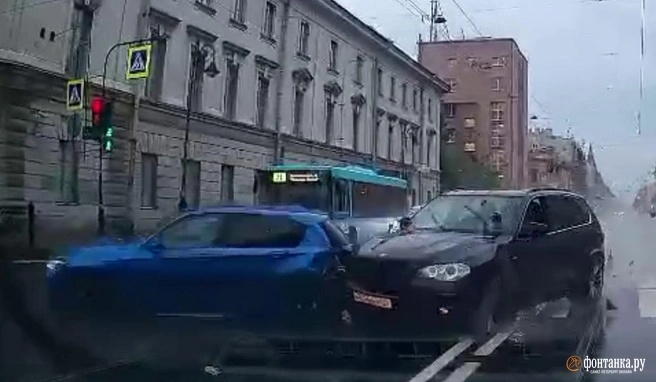 BMW на полном ходу влетел в стоявший на светофоре автомобиль и скрылся. Момент ДТП на Литейном попал на видео | Источник: читательница «Фонтанки»