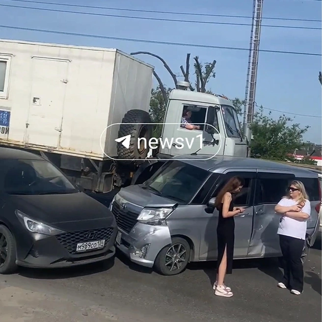 Всего в аварии пострадало восемь автомобилей | Источник: читатели V1.RU