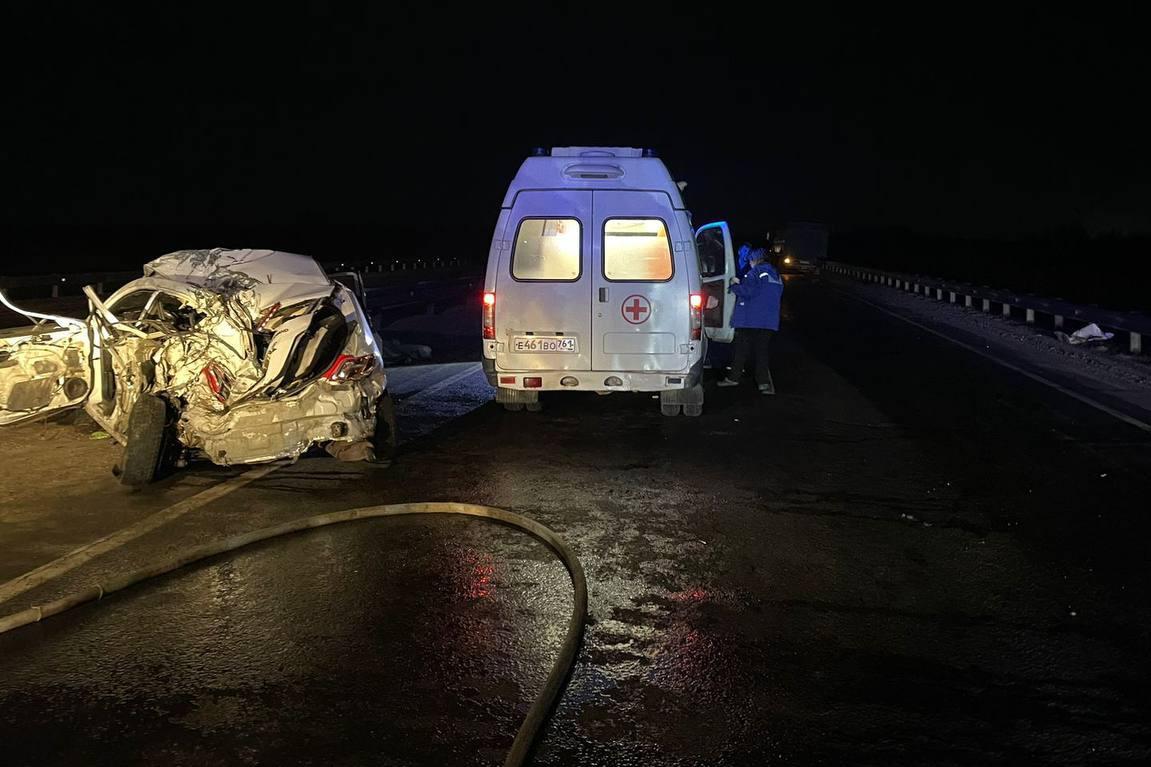 Под Ростовом большегруз врезался в припаркованный автомобиль, погибли двое  - 24 февраля 2024 - 161.ру