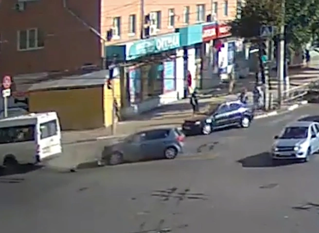 Столкновение маршрутки и легковушки в центре Рязани попало на видео | ya62.ru
