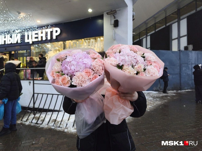 Продажа цветов на улице | Источник: Михаил Мечев / MSK1.RU