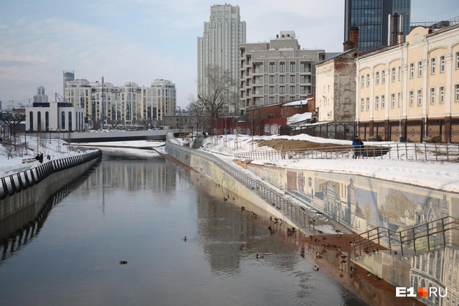 Мостик на набережной понемногу уходит под воду | Источник: Владислав Лоншаков / E1.RU