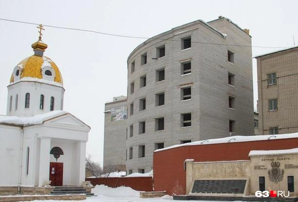Рядом с недостроем&nbsp;— вечный огонь и часовня в память о погибших сотрудниках ГУВД | Источник: Роман Данилкин / 63.RU