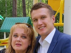 Жена Анатолия Руденко красуется на мероприятиях, а его мама уверяет, что помощь адвокатов не нужна