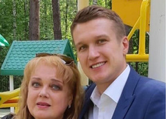 Жена Анатолия Руденко красуется на мероприятиях, а его мама уверяет, что помощь адвокатов не нужна