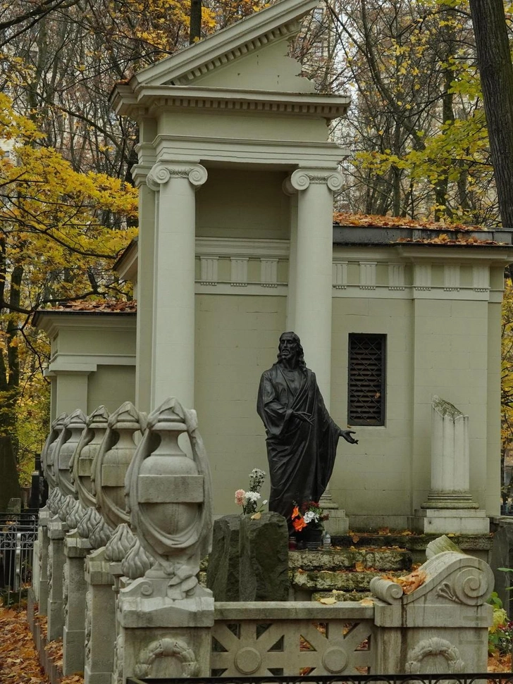 Загадочные склепы, ангелы и плакальщицы: 3 самых красивых кладбища Москвы