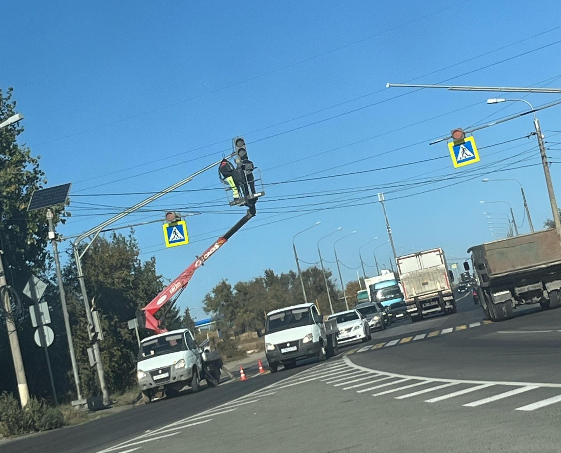 В Волгограде на сложном перекрестке Третьей продольной начали ставить светофор