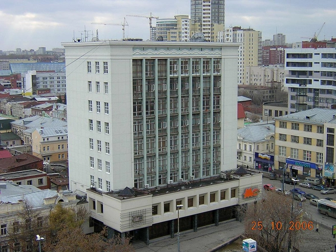 В октябре 2006-го в левой части фасада еще сохранилась вывеска «Истерики», но уже в полуразобранном виде | Источник: Сергей Пономарев / 1723.ru