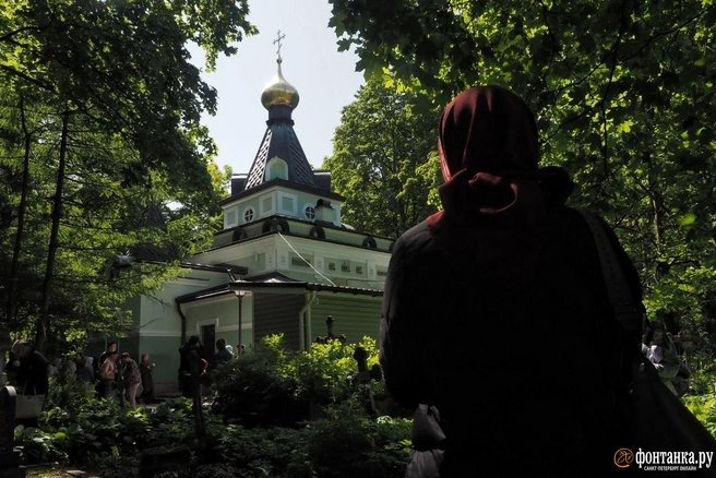 На Смоленском кладбище открыли памятник блаженной Ксении Петербургской | Источник: Михаил Огнев / «Фонтанка.ру»