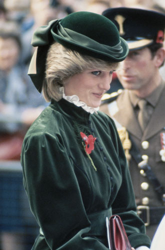 1983Леди Ди в костюме Caroline Charles и шляпе John Boyd в ноябре 1983 года в Лондоне.