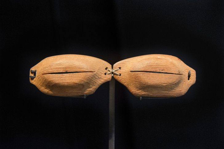 Древние очки эскимосов, защищающие от снежной слепоты