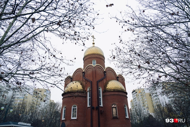 Часовня находится в 80 метрах от места, где планируют построить храм | Источник: Дарья Паращенко / 93.RU