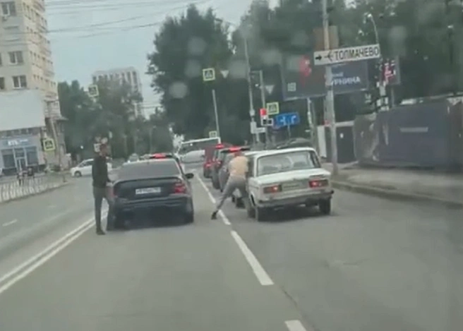 Очевидец сообщает, что водителю нанесли несколько ударов по голове | Источник: «АСТ-54 Black»/t.me