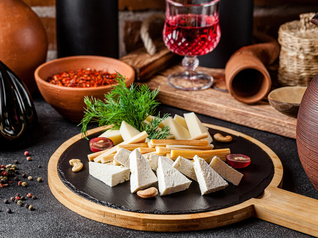 От сулугуни до чанаха: полный гид по кавказским сырам | marieclaire.ru