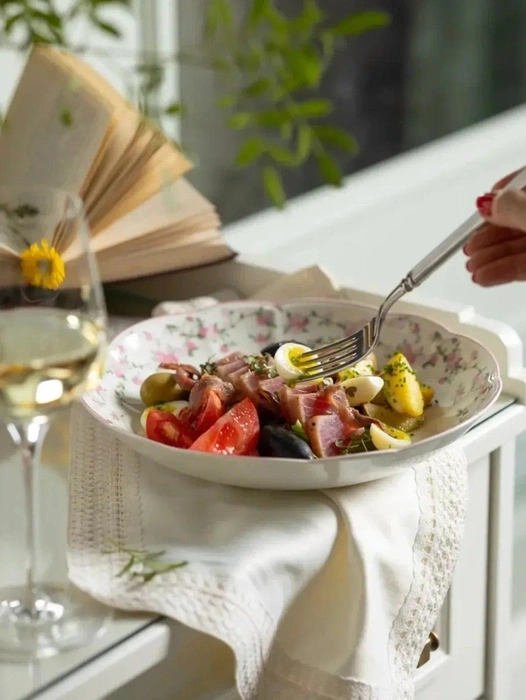 В меню сделан акцент на русской и французской кухне | Источник: 5_traditions / Instagram.com (экстремистская организация, деятельность запрещена на территории РФ)