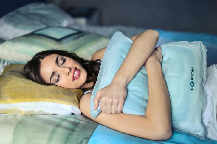 Реабилитолог Одинцев назвал лучшие и худшие позы для сна