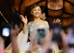 Кэти Перри, The Weeknd, теперь Ариана Гранде: на певицу напал фанат во время премьеры «Злой»