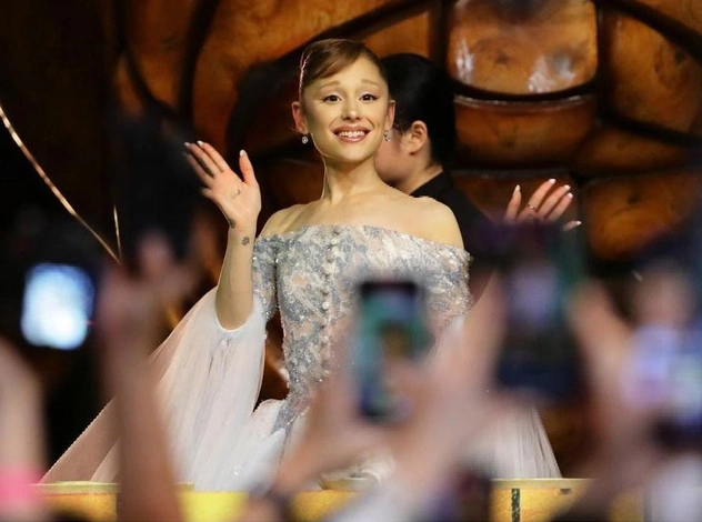 Кэти Перри, The Weeknd, теперь Ариана Гранде: на певицу напал фанат во время премьеры «Злой»