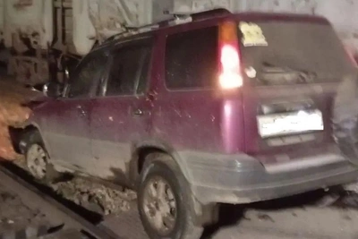 Автомобиль столкнулся с поездом на переезде в Забайкалье