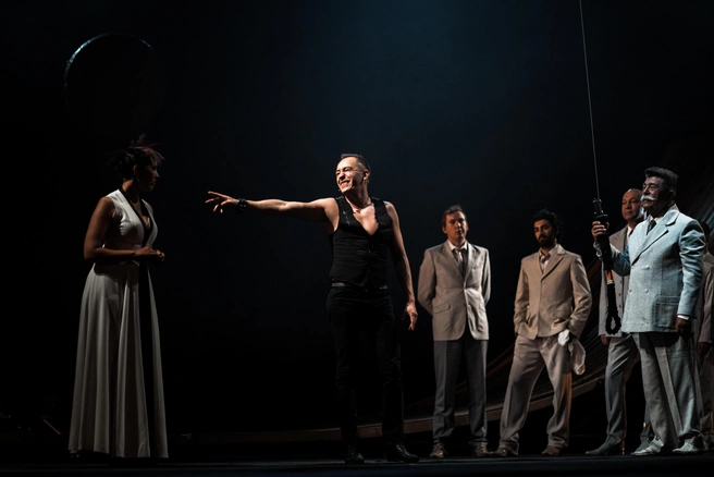 Одна из первых ярких ролей Альберта Макарова в Театре-Театре — Калигула | Источник: Полина Секисова