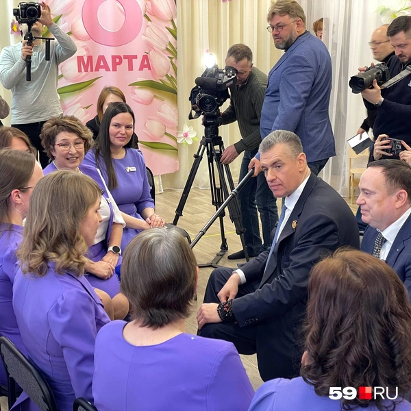 Вместе с руководителем фракции ЛДПР в Перми Олегом Постниковым Леонид Слуцкий отвечал на вопросы воспитателей | Источник: Тома Минадзе / 59.RU