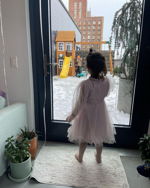 Акиньшина поделилась, что дочка Козловского донашивает платья за ее дочерью