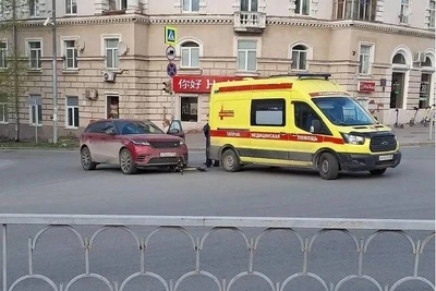 В Екатеринбурге иномарка сбила самокатчика: за ним приехала скорая