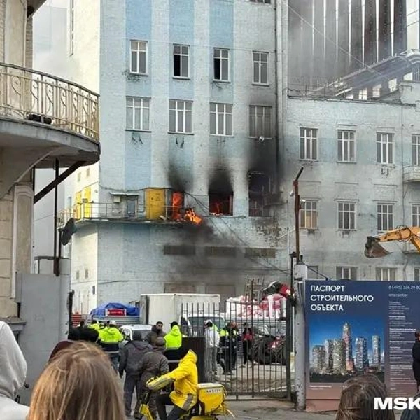 «Прыгнул!»: на юге Москвы произошел пожар в здании, находящемся на реконструкции. Людей эвакуировали | Источник: Иван Гусаров / для MSK1.RU