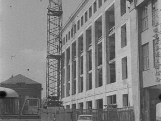 Строительство здания ЦУМа в Банковском переулке. Его завершили в 1965 году.