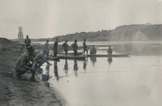 Сегодня набережную Томи в Кемерове постоянно благоустраивают. А в 1919 году она выглядела так | Источник: pastvu.com