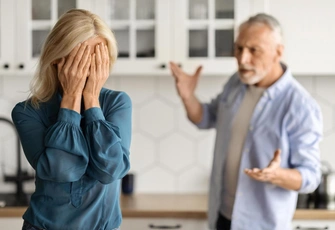 «Вернулась к мужу после его измены с подругой, а он начал изводить постоянной ревностью и придирками»