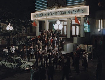 Сцена у кинотеатра | Источник: Кадр из фильма «Москва слезам не верит» (1979 год)