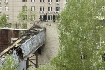 Подростки залезают на крышу заброшенного завода в Академгородке