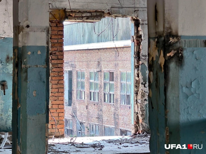 Кое-где в здании уже нет окон | Источник: Булат Салихов / UFA1.RU