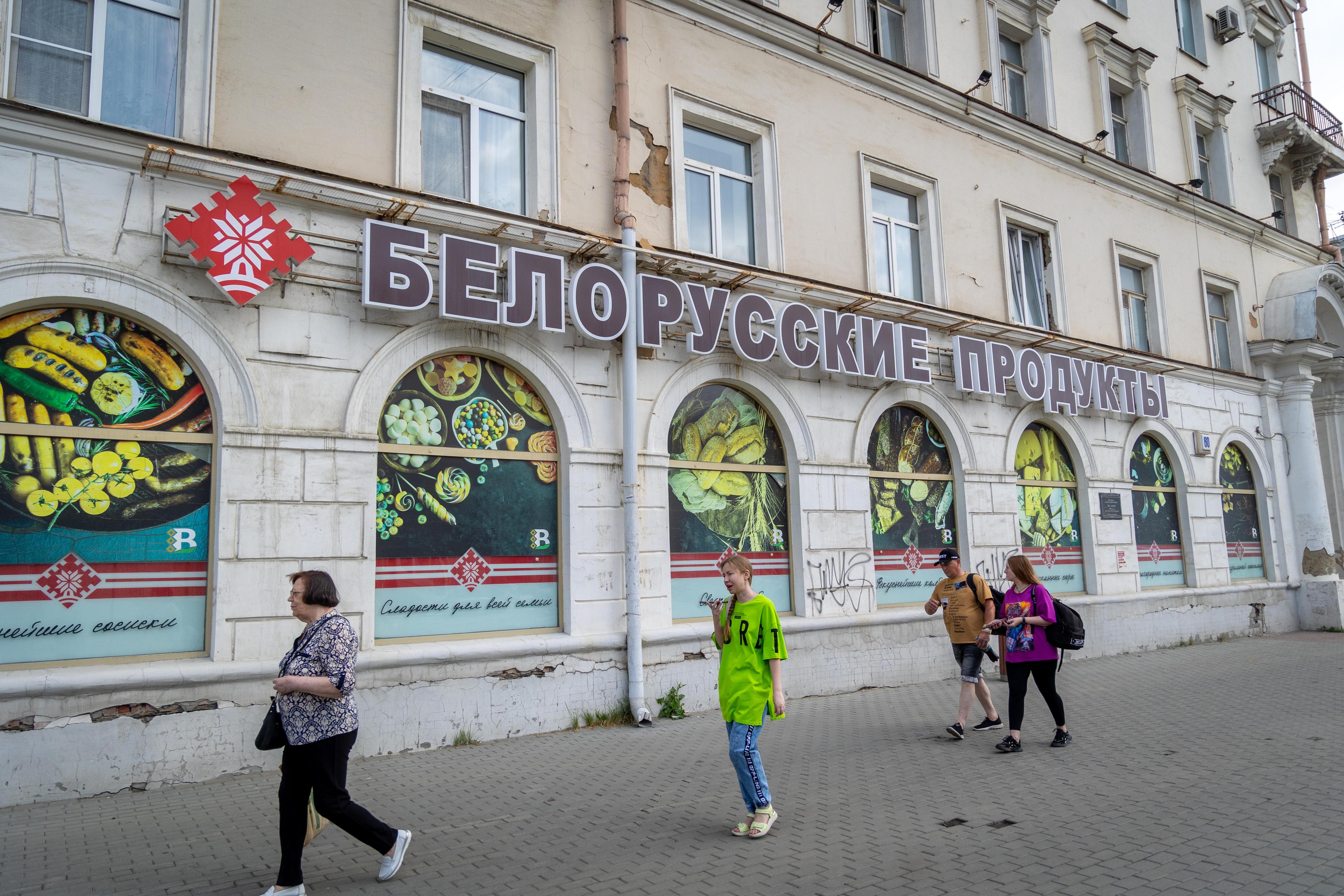 Прощайте, европейские меха! Привет, белорусские продукты! Перемены на Свердлова, 60 произошли с 2020 по 2022 год  | Источник: Владислав Лоншаков / E1.RU