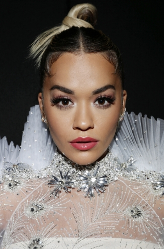 Рита ОраПучок-петля смотрится стильно и может добавить «перчинку» в самый торжественный образ. Кроме того, сделать его не составит труда.