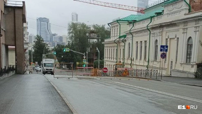 С улицы Первомайской на Карла Либкнехта теперь не выехать, в обратном направлении тоже не заехать | Источник: читательница E1.RU