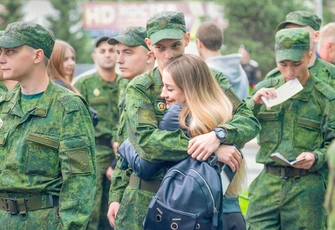 «Парень уходит в армию и переживает, что я не дождусь. Как переубедить его?»