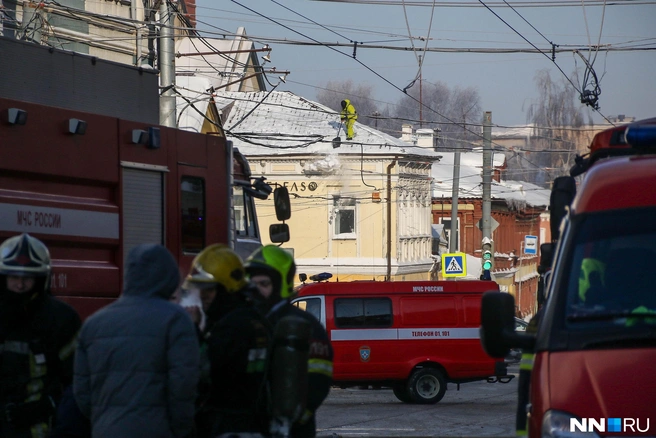 Движение в районе загоревшегося дома было перекрыто | Источник: Наталья Бурухина / NN.RU