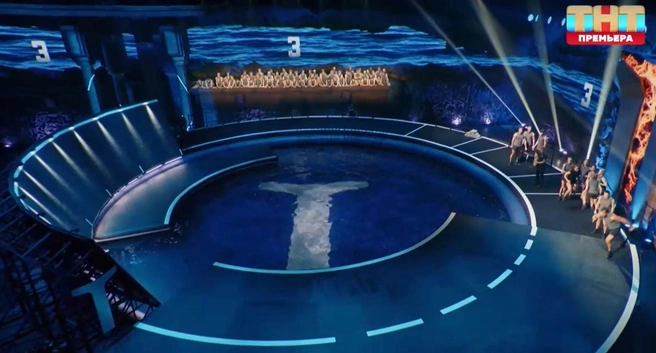 Так выглядела арена, на которой проходило испытание. Часть дистанции атлетам нужно было пробежать по вертикальной стене | Источник: кадр из шоу «Титаны» (16+), ТНТ, 2025 год