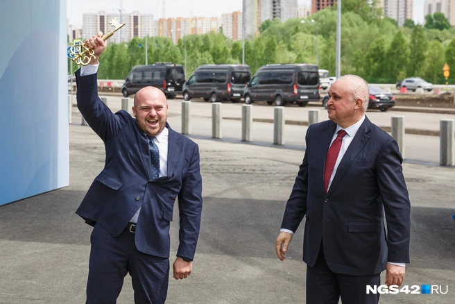 Бывший руководитель крупнейших стадионов Кемерова Владислав Нефедов (слева) впоследствии попался на взятке, уехал на СВО и пропал | Источник: Максим Серков / NGS42.RU