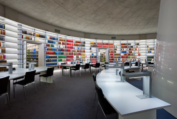 Яркая библиотека по проекту Жана Нувеля (фото 6)
