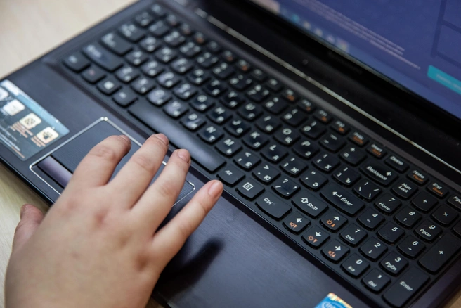 Парень наткнулся в интернете на информацию о запрещенных организациях | Источник: Кирилл Поверинов / 76.RU