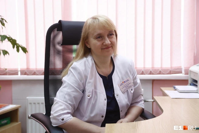 Заведующая центром иммунопрофилактики, аллерголог-иммунолог Елена Душина рассказала, как узнать клеща и с кем пациенты часто его путают  | Источник: Владислав Лоншаков / E1.RU