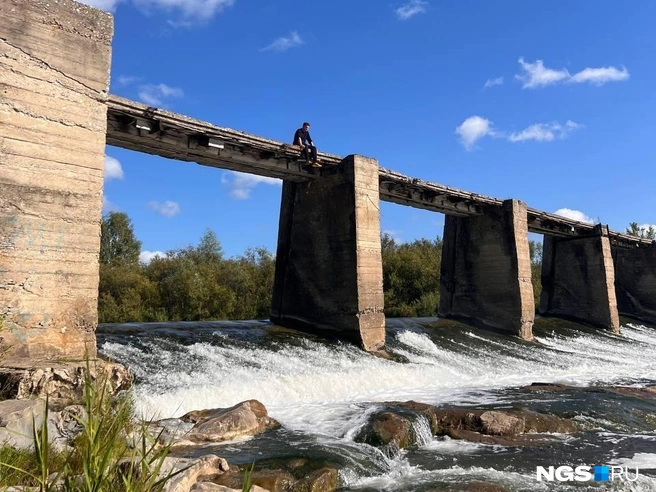 Живописные развалины малой ГЭС на Берди могли бы стать одной из точек турмаршрута по Маслянинскому району, но кто-то понял их привлекательность раньше минтуризма | Источник: Анна Скок / NGS.ru