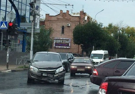 Из-за ДТП возле ТЦ «Атрон» образовалась пробка | ya62.ru