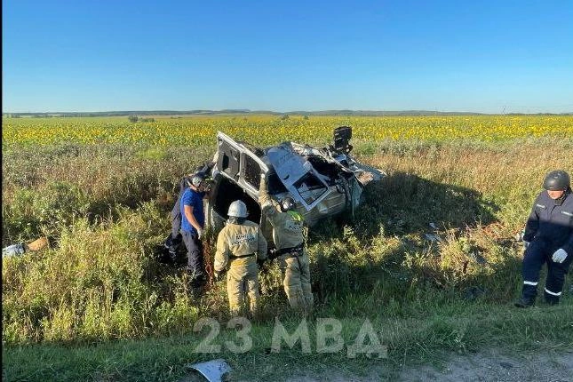 Один из автомобилей вылетел в поле | Источник: Mvd_23 / T.me