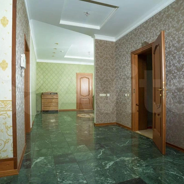 Пол в одном из коридоров стилизовам под малахит | Источник: Avito.ru