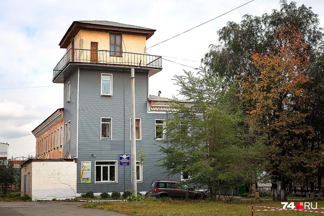 Сейчас в здании бывшей диспетчерской учат музыке. В верхней части башенки можно было бы сделать музей | Источник: 74.RU