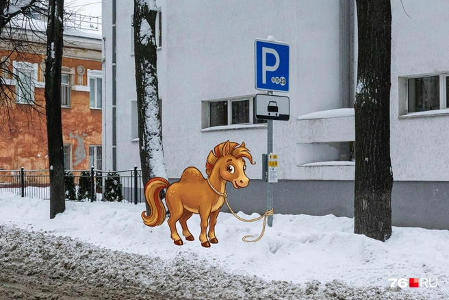 Новые правила платной парковки работают даже для Конька-Горбунка. Интересно, есть ли для него специальный тариф? | Источник: Артем Бауман / 76.RU, Юрий Скулыбердин / Городские медиа